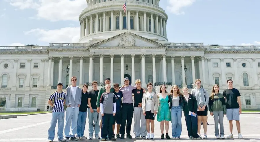 Jugendreise USA: Eine Gruppe Jugendlicher steht vor dem Kapitol in Washington D.C. und genießt die Reise.