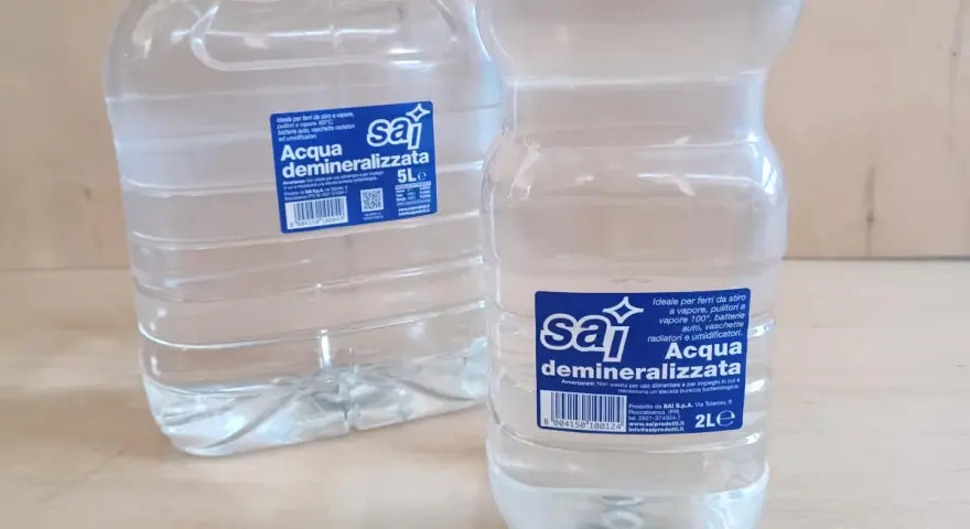Due bottiglie di acqua demineralizzata, ideale per ferri da stiro e umidificatori.
