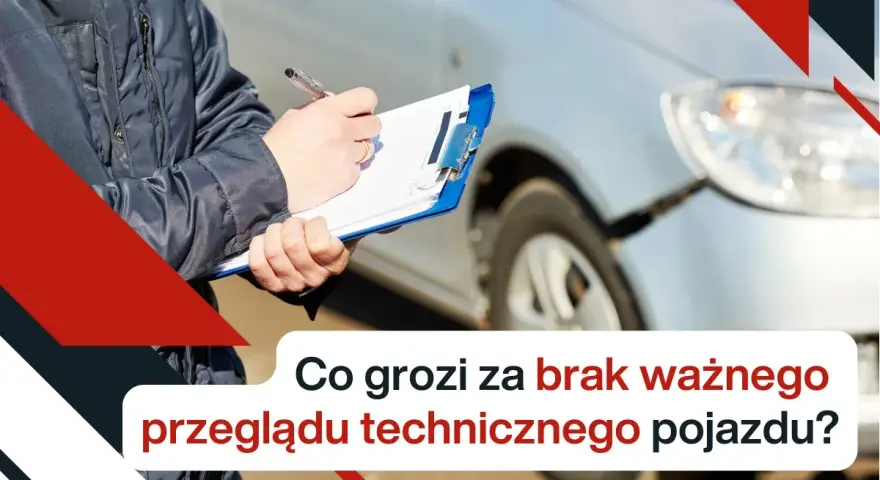 Osoba z notatnikiem obok uszkodzonego samochodu. Co grozi za brak ważnego przeglądu technicznego pojazdu?