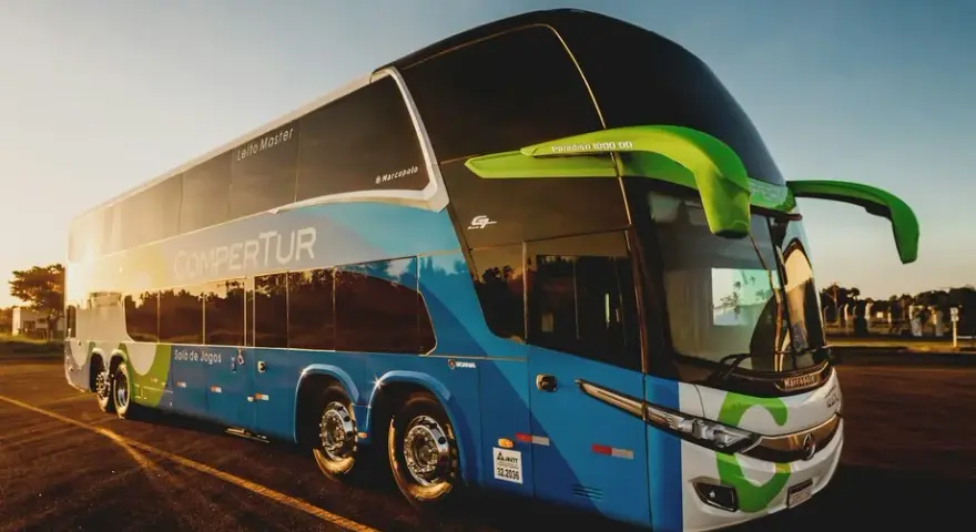 Ile pali autokar na 100 km? Sprawdź realne spalanie i koszty