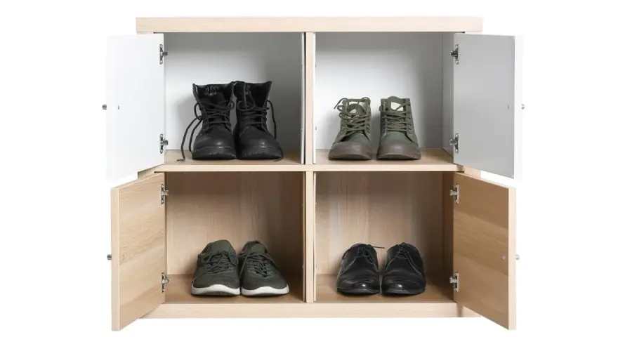 Scarpiera fai da te con quattro vani. In alto: stivali neri e scarponcini verdi. In basso: sneakers verdi e scarpe eleganti nere.