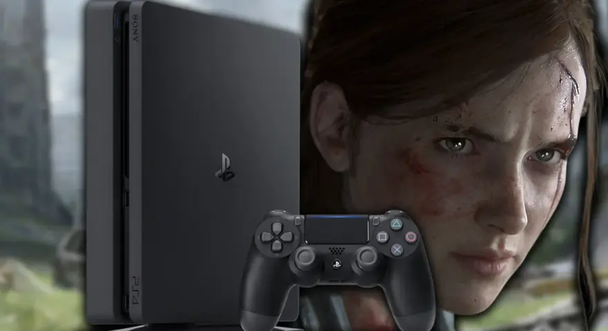 Ellie, con heridas visibles, mira fijamente mientras un mando de PS4 y la consola se colocan delante de ella, evocando la intensidad de the last of us serie.