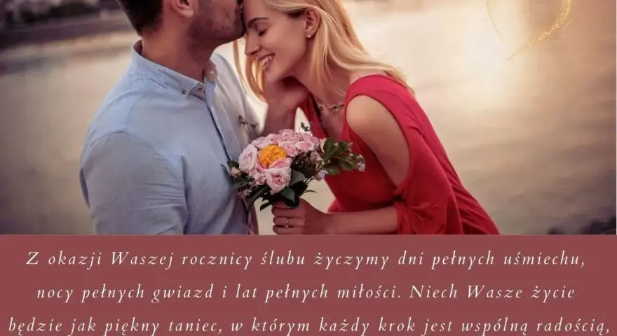 Para świętuje 18 rocznicę ślubu. On całuje ją w czoło, ona trzyma bukiet róż.