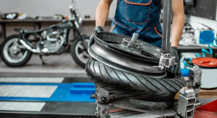 Ciśnienie w oponach motocykla: Jak unikać błędów i jeździć bezpiecznie?