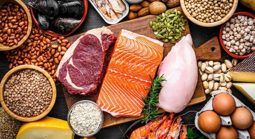 En mångfald av proteinkällor: biff, lax, kyckling, räkor, ägg, nötter, frön, bönor, linser och ost. Bra för att veta hur mycket protein per dag.