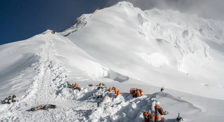Everest: la montagna più alta, sfide, costi e segreti