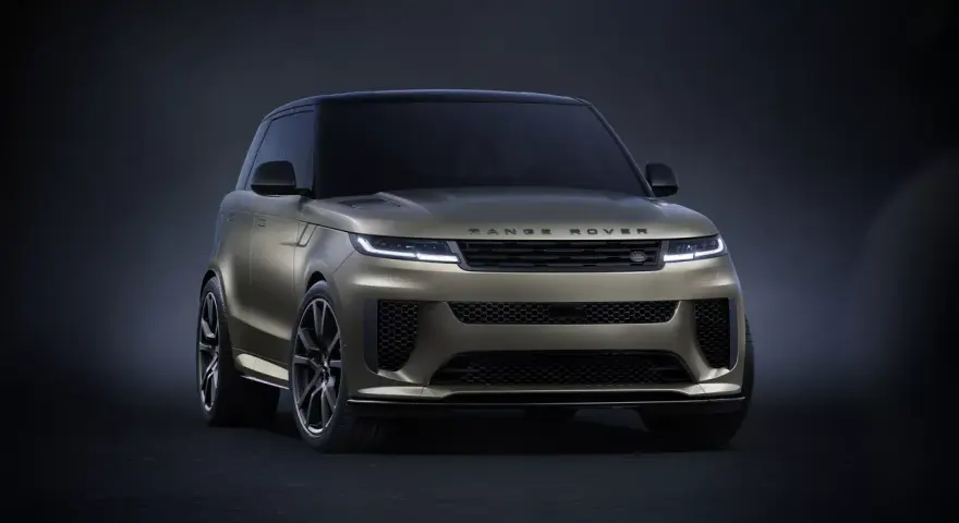 Range Rover Sport color oro con cerchi da 22 pollici originali, un'eleganza sportiva che cattura lo sguardo.