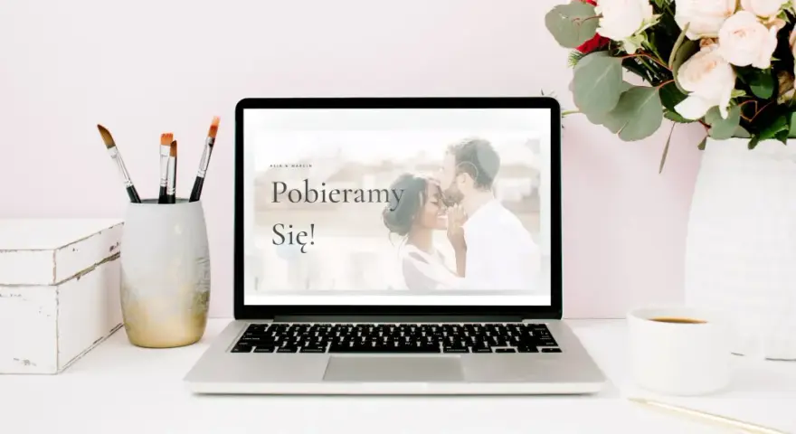 Laptop z interaktywną stroną www "Pobieramy się!" pokazuje przyczyny rezygnacji z drukowanych zaproszeń.