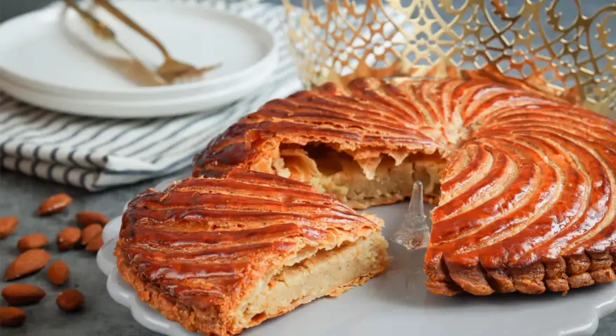 En Francia hay reyes magos, celebrados con esta deliciosa galette des rois, coronada con una dorada corona.