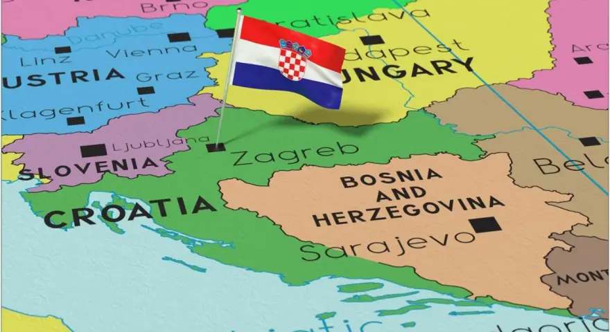 Mapa Europy Środkowej z zaznaczoną Chorwacją i jej flagą. Gdzie leży Chorwacja? Między Słowenią, Węgrami a Bośnią i Hercegowiną.