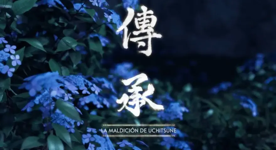 Flores azules y verdes rodeando kanjis blancos. Debajo, el texto "LA MALDICIÓN DE UCHITSUNE" evoca un misterio ancestral.