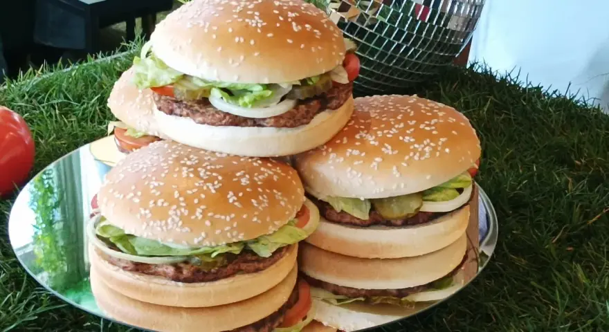 Stos burgerów z Burger Kinga kontra restauracyjne. Który obiad wybierzesz?