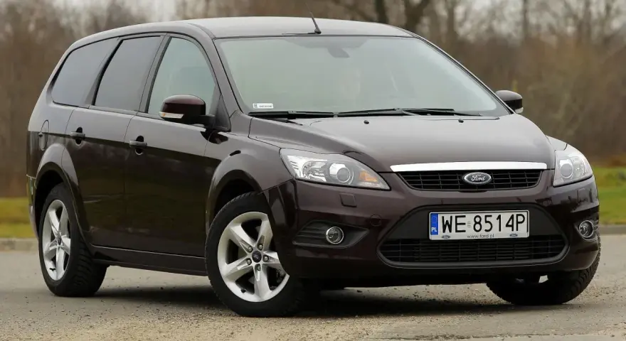 Brązowy Ford Focus MK2 1.6 TDCI, kombi, na drodze. Zastanawiasz się, ile oleju potrzebuje?