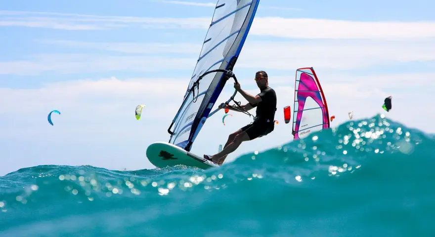 Jak dobrać żagiel do windsurfingu? Uniknij 5 błędów!