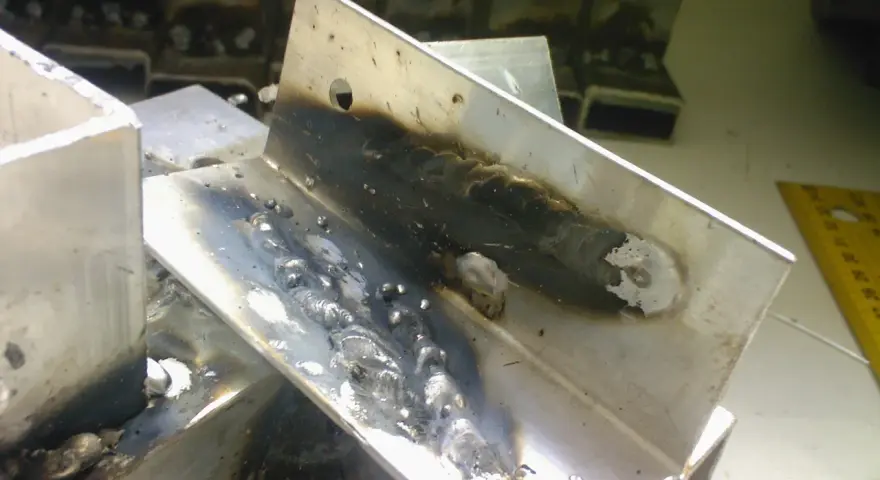 Fragmenty aluminium po spawaniu migomatem. Widoczne ślady spoin i nalot.