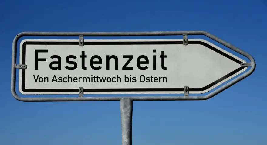 Wegweiser "Fastenzeit" mit der Angabe "Von Aschermittwoch bis Ostern".
