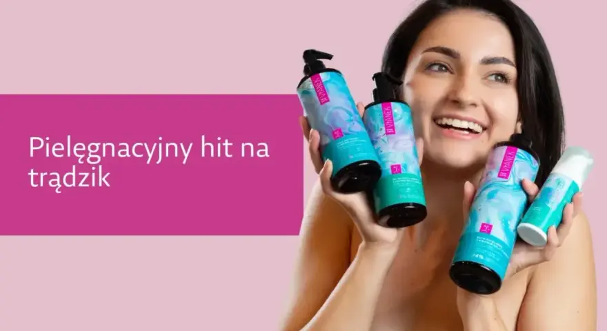 Uśmiechnięta kobieta prezentuje kosmetyki z kwasem na trądzik. Pielęgnacyjny hit dla cery problematycznej.