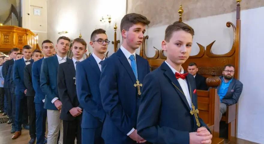 Chłopcy w garniturach, gotowi na bierzmowanie. Elegancki strój na bierzmowanie dla świadka i jego kolegów.