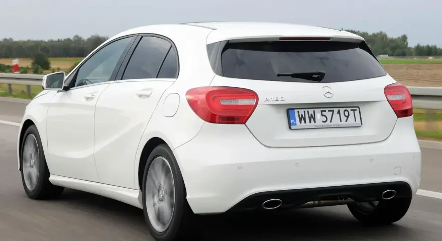 Biała Mercedes A-klasa w ruchu. Mechanicy chwalą jego niezawodność i komfort jazdy.