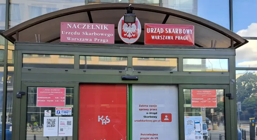 Urzędy Skarbowe w Warszawie Pradze i Śródmieściu. Choć nie widać, ile zarabia naczelnik urzędu skarbowego, to godziny otwarcia są jasne.