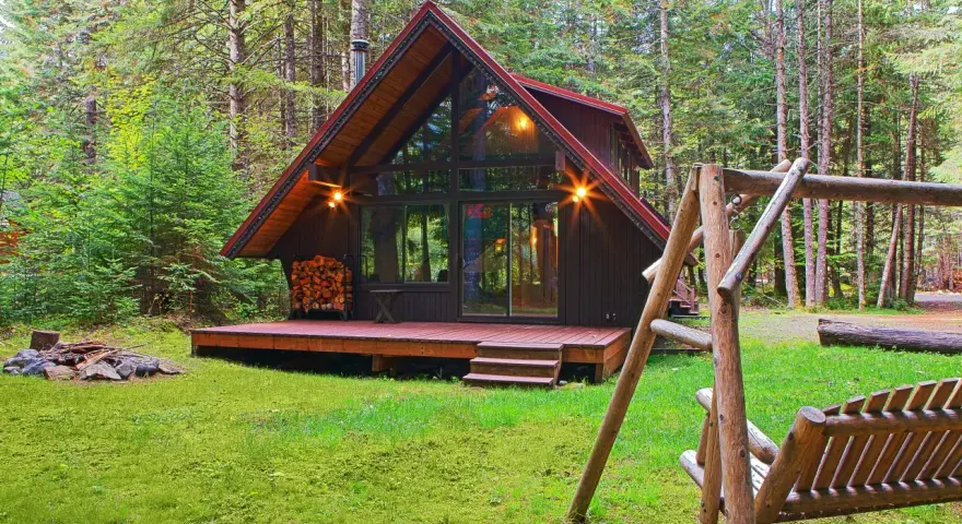 Luksusowy domek na Kaszubach w otoczeniu lasu. Drewniana huśtawka i miejsce na ognisko zapraszają do relaksu.