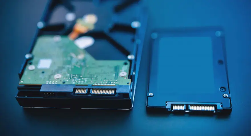 Dwa dyski: tradycyjny dysk twardy z zieloną płytką drukowaną i nowoczesny SSD. Przechowują informacje.