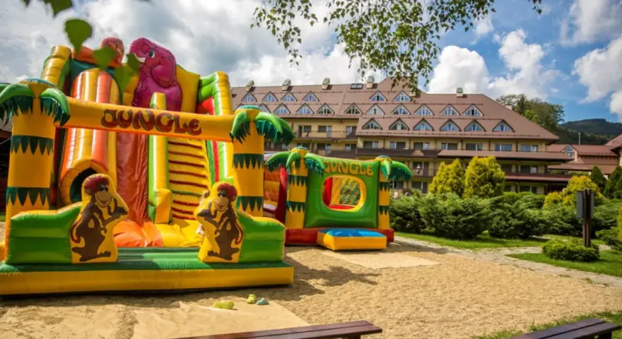 Kolorowy dmuchany plac zabaw "Jungle" przed hotelem, idealny dla dzieci.