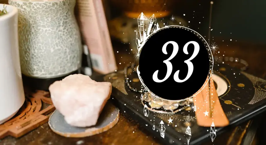 Numerologia 33 w związku to klucz do głębokiego połączenia. Kryształy i magiczne symbole otaczają liczbę 33.