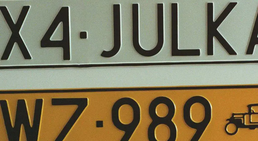 Tablice rejestracyjne: X4-JULKA i WZ-989. Wz rejestracja z numerem 989 i symbolem pojazdu.