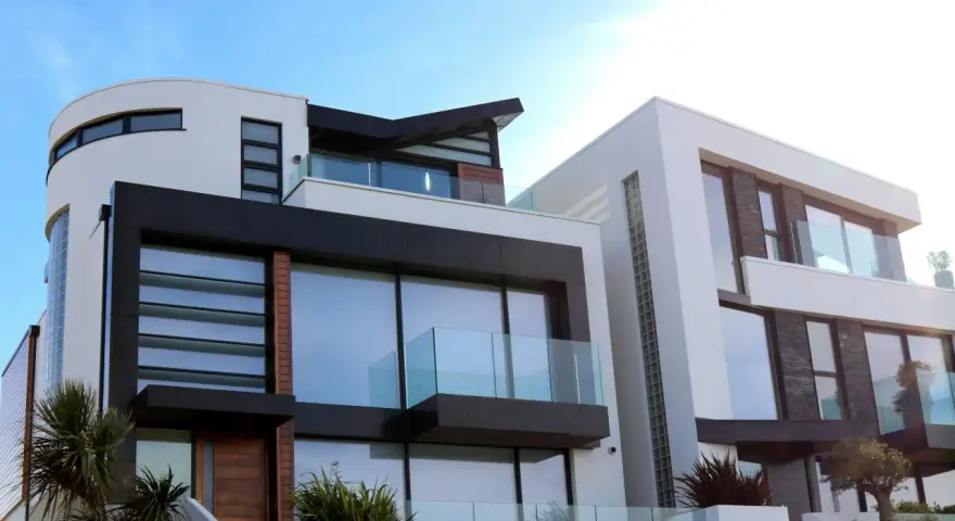 Villas modernes avec balcons en verre. Un investissement discret, un bien immobilier à l'étranger non déclaré, caché sous le soleil éclatant.