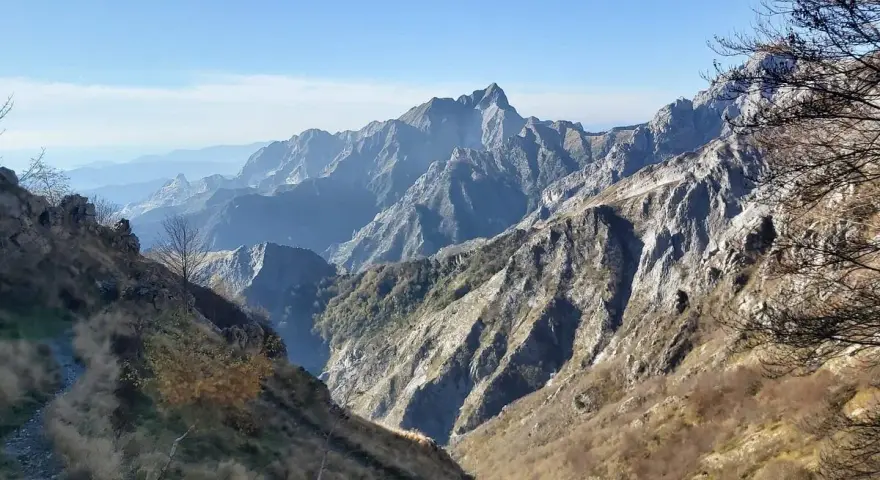 Sentiero panoramico sulla Via Vandelli, con montagne imponenti e valli profonde. Ideale per chi cerca dove dormire in un contesto naturale mozzafiato.
