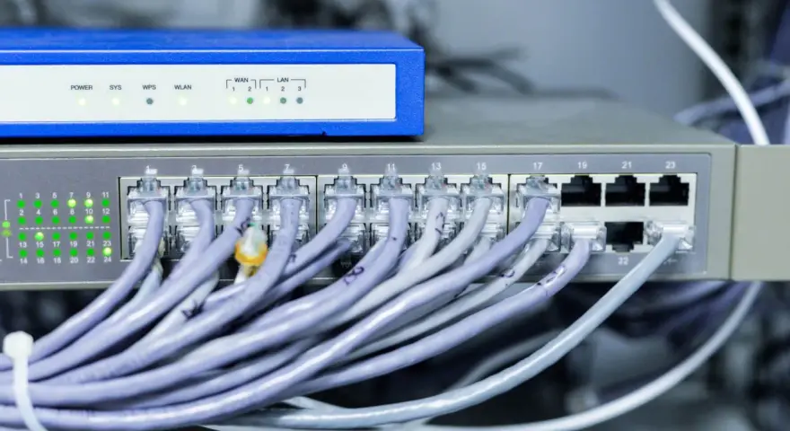 Sieć komputerowa z wieloma kablami Ethernet podłączonymi do switcha. Może to być podstawa do ubiegania się o rekompensatę za światłowód.