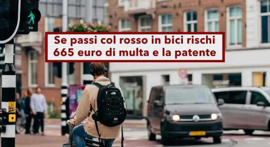 Ciclista ignora il semaforo rosso, rischiando una multa salata e la sospensione della patente, come previsto dall'art. 146 del Codice della Strada.