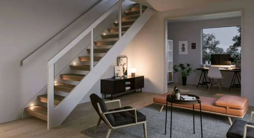 Vacker belysning trappa med integrerade spotlights som skapar en varm och inbjudande atmosfär. En modern inredning med stilrena möbler.