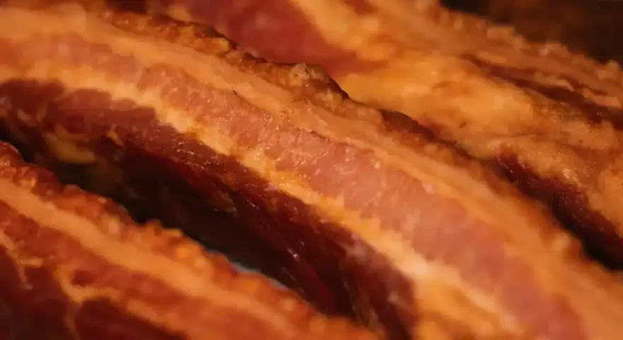 Torreznos al horno crujientes, con capas de carne y grasa dorada.