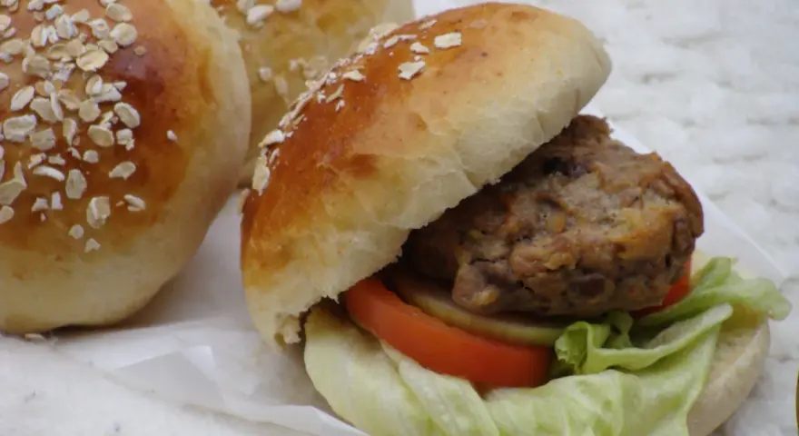 Ile piec hamburgery w piekarniku, aby były soczyste i pyszne