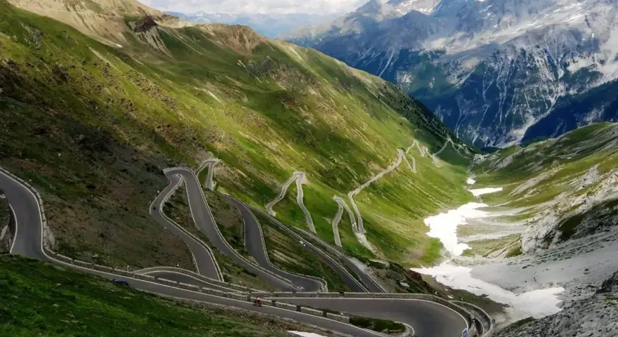 Malownicze serpentyny Passo dello Stelvio, kiedy otwarta, zapraszają do podziwiania alpejskich krajobrazów.