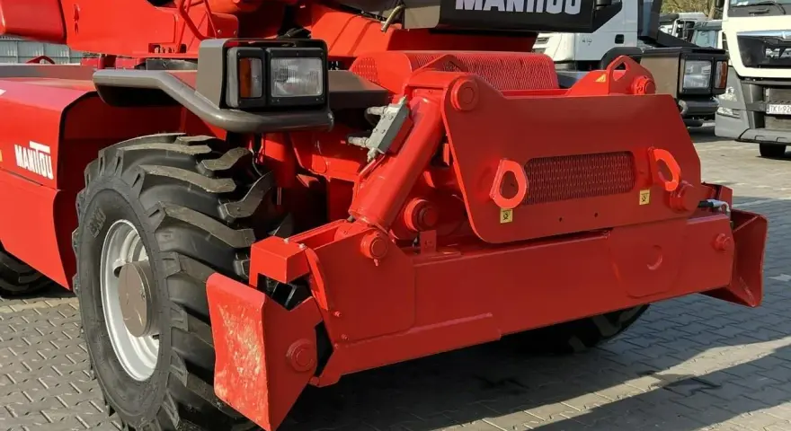 Czerwony ładowarka Manitou MRT 2150. Szczegółowe dane techniczne tej maszyny budowlanej są kluczowe dla jej efektywnego wykorzystania.
