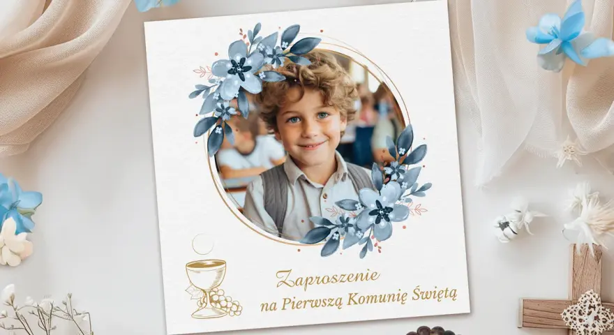 Zaproszenie na Pierwszą Komunię Świętą. Na karcie zdjęcie chłopca w wianku z niebieskich kwiatów. Poniżej tekst: "Zaproszenie na Pierwszą Komunię Świętą".