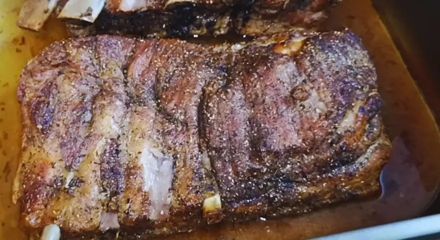 Mięciutkie żeberka w przyprawach, gotowe do pieczenia. Idealny przepis na obiad.