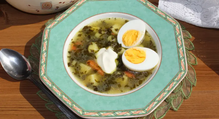 Jak zrobić zupę szczawiową ze świeżego szczawiu – prosty przepis krok po kroku