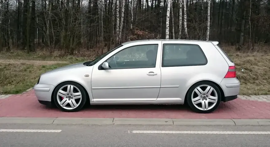 Srebrny Golf 4 na felgach z pięcioma ramionami. Rozstaw śrub golf 4 idealnie dopasowany do tych felg.