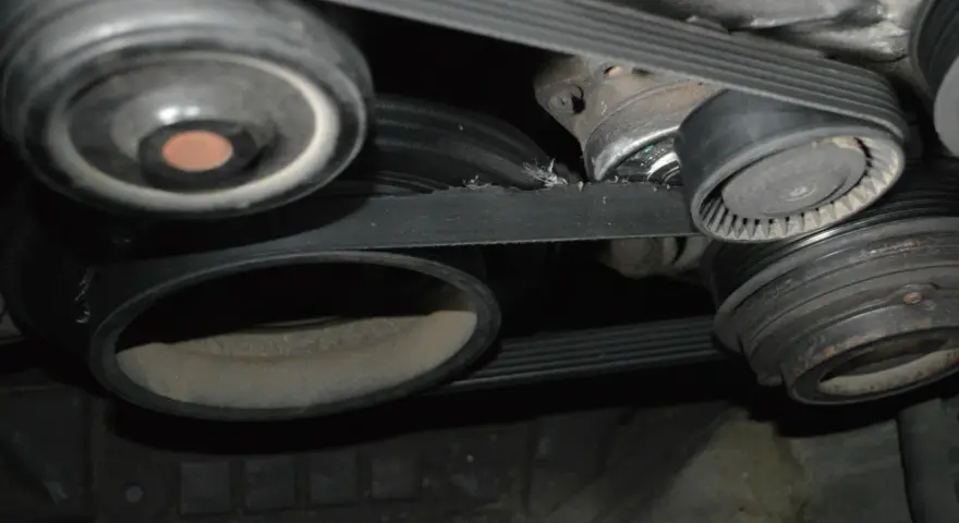 Uszkodzony schemat paska klinowego Mercedes 2.2 CDI. Widać luźne włókna i przetarcia na pasku.