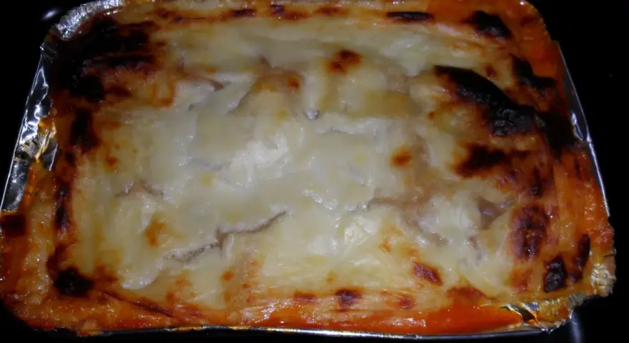 En ugnsbakad lasagne i aluminiumform, perfekt att frysa in lasagne för framtida middagar.