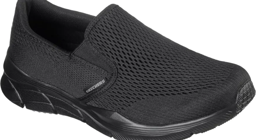 Zapatilla Skechers negra, cómoda y transpirable, ideal para cualquier talla, grande o pequeña.