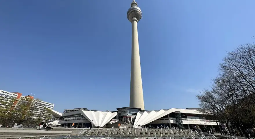 Fernsehturm und Brunnen am Alexanderplatz, ein Muss, wenn man cosa vedere a Berlino sucht.