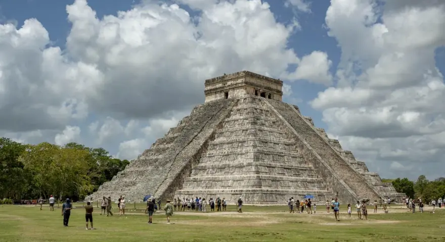 Wspaniała piramida Kukulkana w Chichen Itza, cel wielu podróży. Ta wycieczka do Meksyku to niezapomniane wrażenia!