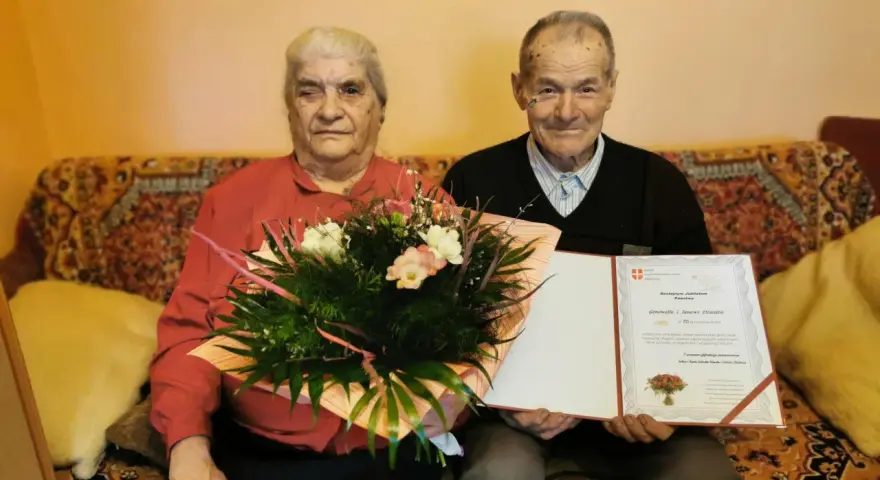 Para Genowefa i Jan Dziedzic świętuje 70 rocznicę ślubu. Otrzymali gratulacje i bukiet kwiatów.