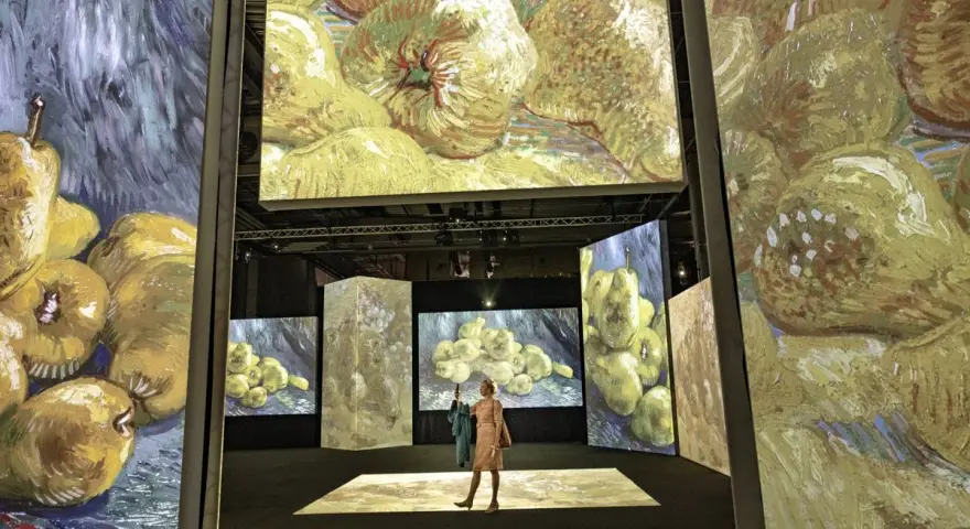 En utställning med Vincent van Goghs målningar projicerade på stora skärmar. Här finns fakta om Vincent van Gogh, med fokus på hans fruktmotiv.