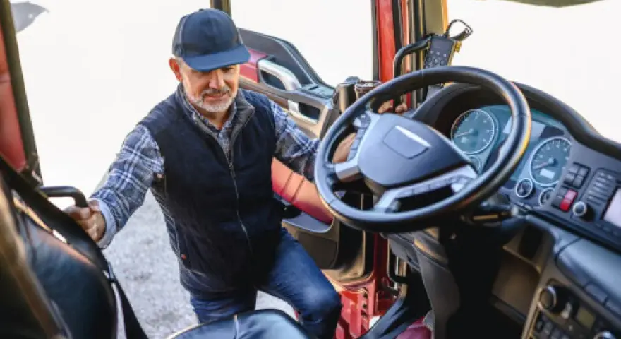Ile osób może przewozić bus? Odkryj zasady i ograniczenia w Polsce